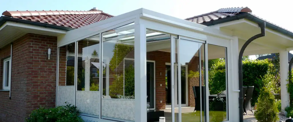 Kleiner Sommergarten mit Glasschiebedach